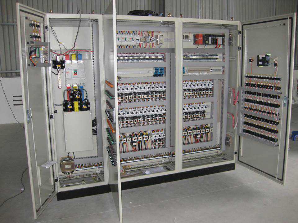 Sắp xếp các thiết bị trong tủ điện công nghiệp